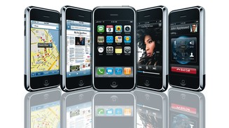 Apple iPhone (2007)
Als das erste iPhone 14 Jahre nach dem MessagePad auf dem Markt erscheint, ist es technisch bereits veraltet. Die CPU taktet mit lediglich 412 MHz und der Arbeitsspeicher umfasst nur magere 128 MByte. Dank kapazitivem Touchscreen und zu dem Zeitpunkt unerreicht simpler und komfortabler Bedienung avanciert es dennoch zum Welterfolg.