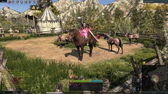 Kingdom Under Fire 2Auf Level 4 gibt’s ein langsames Pferd geschenkt. Coolere Reittiere gibt’s bei Events und gegen Echtgeld.