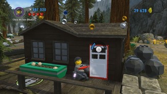 Lego City UndercoverMit dem Brecheisen des Ganovenkostüms stemmt Chase verschlossene Türen auf.
