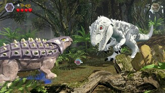 Lego Jurassic WorldDie Duelle zwischen den gigantischen Sauriern finden leider meist nur als Quick-Time-Event statt – einfach die eingeblendeten Tasten drücken, fertig.