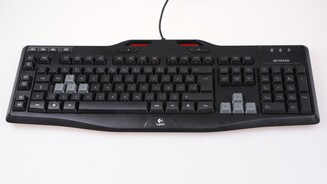 Die silber-grau hinterlegten WASD- und Pfeiltasten sollen die Orientierung auf der Tastatur erleichtern.