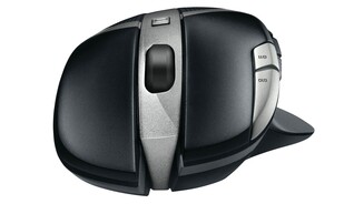 Mit ihrer leicht schrägen Form passt sich die Logitech G602 an die Ergonomie der Hand an, was besonders beim stundenlangen Spielen oder Arbeiten Schmerzen im Unterarm verhindern soll.