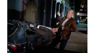 LooperDer ältere Joe (Bruce Willis) rettet seinem jüngeren Ich (Joseph Gordon-Levitt) das Leben.