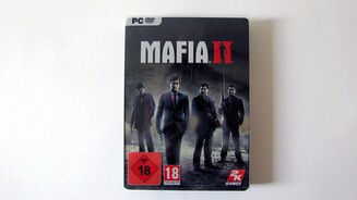 Die Collectors Edition von Mafia 2 ausgepacktAuf den ersten Blick gleicht die CE der normalen Version, fällt mit 3 cm aber doppelt so dick aus.
