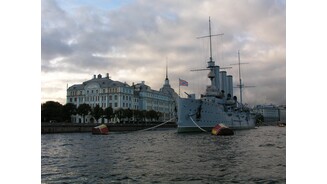 Die Aurora ist fuhr früher für die Kaiserlich Russische Marine, ist heute aber nur noch ein Museumsschiff.