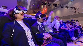 Messebesucher der CES beim Testen der Gear VR