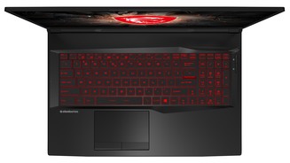 Die SteelSeries Gaming-Tastatur mit roter Beleuchtung. Rechts die zwei Sondertasten für das MSI Dragon Center und den »Cooler Boost« Lüfter-Turbo.