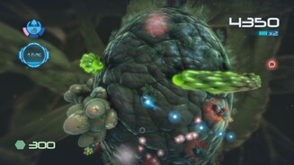 Nano Assault NeoAuf dieser Zelle müsst ihr euch vor den grünen Würmern in Acht nehmen, die um sie herum kreisen.
