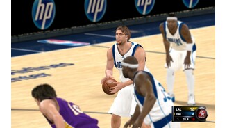 NBA 2K11Ausgerechnet »unser« Dirk Nowitzki gehört zu den Topstars, deren Gesicht nicht gerade perfekt getroffen wurde.