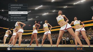 NBA 2K16Selbst bei einer Auszeit kommt mächtig Stimmung auf, wenn die Cheerleader dem jubelnden Publikum einheizen.