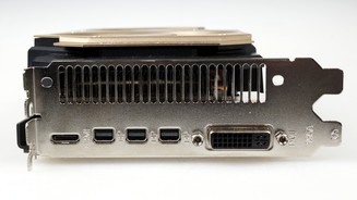 Insgesamt bietet die Palit Geforce GTX 970 Jetstream fünf Monitoranschlüsse (1xDVI; 3xMini-DP; 1xMini-HDMI). Damit lassen sich bis zu vier Bildschirme gleichzeitig betreiben. Einen Adapter für die Mini-HDMI und Displaysports legt Palit der Karte aber nicht bei – Punktabzug.