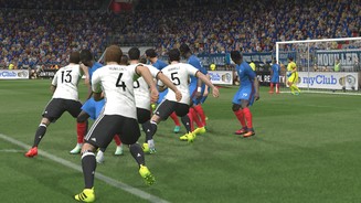 Pro Evolution Soccer 2017 (PC)Bei Eckbällen gibt es nun vier Offensiv-Varianten. Hier versammeln sich die Deutschen am Strafraumrand und sprinten Özils Flankenball entgegen.
