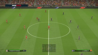 Pro Evolution Soccer 2018Klar, der moderne Ein-Mann-Anstoß ist auch im Spiel. Den Videobeweis gibt es aber nicht.