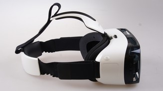 Über Klettverschluss lassen sich die Kopfbänder der Samsung Gear VR einfach anpassen.