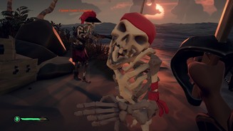 Sea of Thieves: Shores of GoldSkelette sind in vielen Missionen unsere Hauptgegner. Im Hintergrund sehen wir unser Ziel, eine untote Piratenkapitänin.