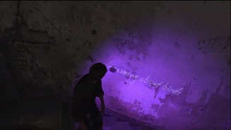 Silent Hill: DownpourMit Hilfe des UV-Lichts finden wir geheime Botschaften und können außerdem Spuren folgen, die mit bloßem Auge nicht zu sehen sind. [360]