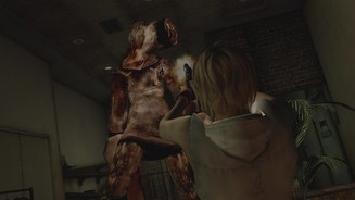 Silent Hill HD CollectionDas Zielen fällt wegen der festen Kameraperspektiven und umständlichen Steuerung oft schwer. [360]