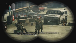 Steel Battalion: Heavy ArmorEigentlich eine coole Idee: Um einen Blick durch den Feldstecher zu riskieren, steht ihr auf und haltet eine Hand auf Augenhöhe.