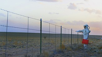 The SignalDr. Damon (Laurence Fishburne) macht sich in voller Montur auf die Suche nach den Flüchtlingen in der Wüste Nevadas.