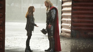 Thor 2 Die Liebe zwischen dem Donnergott und der menschlichen Jane Foster (Natalie Portman) wird auf eine harte Probe gestellt.