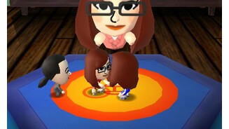 Tomodachi LifeBeim Klopf-Ringkampf müssen wir den anderen durch Hämmern auf den 3DS vom Tisch klopfen.