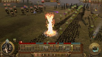 Total War: WarhammerEin Chaosmagier dezimiert unsere Ork-Bogenschützen mit einer Feuersäule.