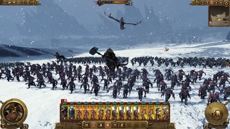 Total War WarhammerDrachenoger-Held Kholek Sonnenfresser führt eine Armee des Chaos in die Schlacht.