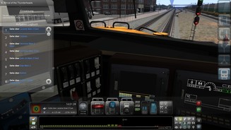 Train Simulator 2013In den Führerständen können Sie sich frei umschauen. Profis schalten das Interface unten aus und fahren mit den Hebeln und Schaltern.