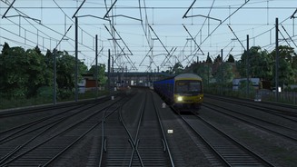 Train Simulator 2015Gegenverkehr in einem Londoner Vorort, inklusive Oberleitungs-Overkill. Die entgegenkommende Class 365 können wir übrigens ebenfalls fahren.