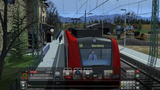 Train Simulator 2015Die Strecke zwischen Garmisch und München ist am schönsten gestaltet. Die Uhr links läuft und zeigt die korrekte Uhrzeit (siehe auch links oben im Interface), der Bagger rechts schaufelt fleißig.