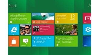 Der Startbildschirm nutzt das Design der Metro-Oberfläche von Windows Phone 7 und zeigt Apps in großen, rechteckigen Flächen an. Der Desktop ist eine eigene App, wie unten rechts zu sehen ist.