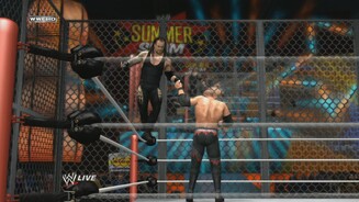 WWE 12Natürlich dürfen Signature Moves wie der »Oldschool«-Seiltanz des Undertaker nicht fehlen.