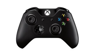 Der Xbox One Controller
Oberflächlich betrachtet, das gesteht sogar Microsofts Zubehör-Manager Zulfi Alam ein, wirkt er wie ein Zwilling des vertrauten Modells für die Xbox 360. »Aber er ist dennoch vollkommen anders!«, sagt Alam. Er muss es wissen, denn er hat 2011 – als die Xbox One unter dem Codenamen Durango Gestalt annahm – die Pläne für den neuen Controller angestoßen. Hunderte von Stunden haben Alam und sein Team investiert, um bei Gamern Raum für Verbesserungen und Kritikpunkte zu erfragen: Reagieren die Tasten sensibel genug, fühlt sich das Material gut an, wie wär’s mit einem Geruchs-Ausdünster, einem Bildschirm oder Lautsprechern im Gamepad?
Fast zweieinhalb Jahre Arbeit und 100 Millionen US-Dollar sind laut Microsoft in die Entwicklung, Testreihen, Prototypen und Feedback-Auswertung geflossen. Das Resultat wirkt wie eine konsequente Weiterentwicklung.