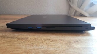 XMG Fusion 16 GameStar-Notebook Max 5070 - Rechts
Anschlüsse für: 2x USB-A 3.2 Gen1 + Full-Size-Kartenleser
(Bildquelle: Tim Schweizer GameStar PC)