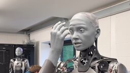 Roboter ahmt menschliche Mimik und Gesten nach