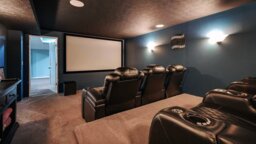 Hauskäufer zieht in Zuhause mit eigenem Kinoraum ein, steht dann vor einem echten Luxusproblem