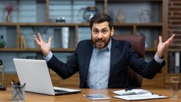 Unternehmen verspricht Mann bei Einstellung Homeoffice - und holt ihn fast täglich ins Büro