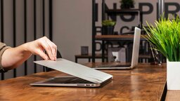 Windows 11: Was passiert beim Zuklappen und wie kann man das ändern?