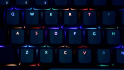 Ihr nutzt wahrscheinlich euer Leben lang das falsche Tastaturlayout, wir zeigen euch dank KI Alternativen