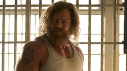 Langer Bart, wilde Mähne: Reacher-Star Alan Ritchson ist in seiner neuen Actionrolle kaum wiederzuerkennen - trotz dicker Muckis