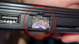 Das habe ich in meinem gesamten Berufsleben noch nicht gesehen: Spieler verzweifelt, weil er das LAN-Kabel nicht mehr aus seinem Notebook bekommt