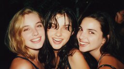 Viele Fotos der 90er hatten einen unverkennbaren Look und Handys sind mitunter ein Grund, warum er fast verschwunden ist