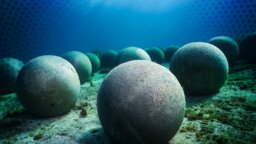 Ein deutsches Experiment hat bewiesen: Betonkugeln sind fantastische Batterien, jetzt versenkt Kalifornien eine 9-Meter-Kugel im Ozean – und plant schon Versionen mit 30 Metern