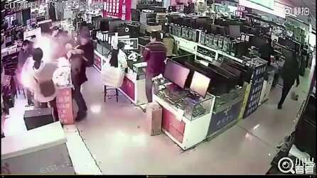 Mann beißt iPhone-Akku - Explosion im Elektronikladen