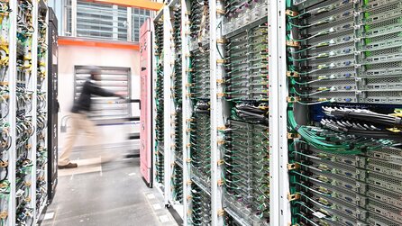 Immer mehr Menschen wollen Rechenzentren stoppen: Amazon erklärt nun, warum das ein historischer Fehler wäre