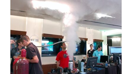 OC-Wahnsinn: Flüssigstickstoff reicht nicht - AMD übertaktet mit flüssigem Helium