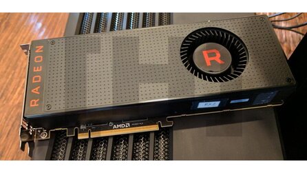 AMD Radeon RX Vega - Foto eines Referenzmodells + Firestrike-Benchmarks