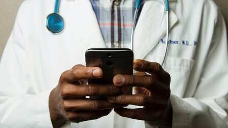 Google testet medizinischen KI-Chatbot in einer US-Klinik: »Mehr oder weniger genauso gut wie ein echter Arzt«