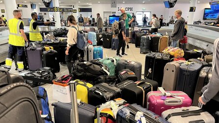Wir knoten seit Jahren Bänder an unsere Koffer, um sie wiederzuerkennen – Flughafen-Personal warnt: Das ist eine ganz schlechte Idee