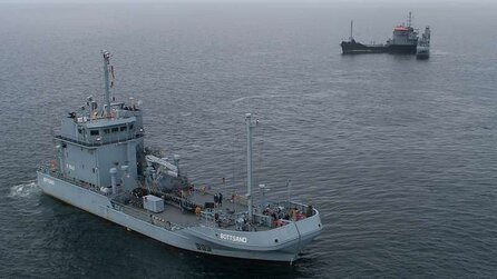 Deutsche Schiffe öffnen sich mitten auf dem Meer wie ein Scharnier. Das Ziel: Öl schlucken
